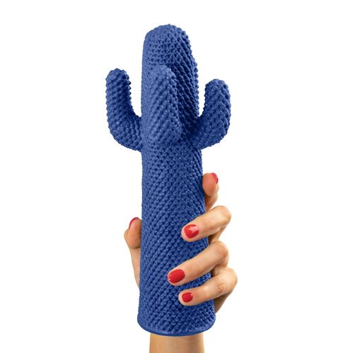 Hand hält blauen Guframini Cactus, Miniatur Designobjekt für moderne Inneneinrichtung.